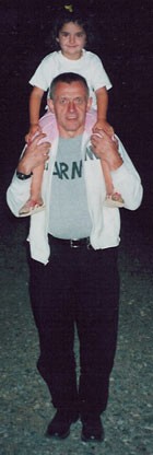 Helge Meyer mit einem kleinen Mädchen